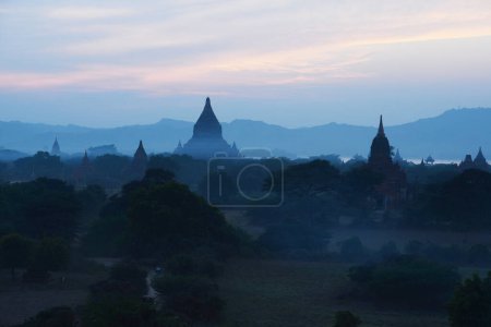 Téléchargez les photos : Paysage avec coucher de soleil et temples en arrière-plan à Old Bagan, Myanmar. - en image libre de droit