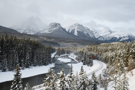 Foto de Escena natural de río en montañas nevadas en invierno - Imagen libre de derechos