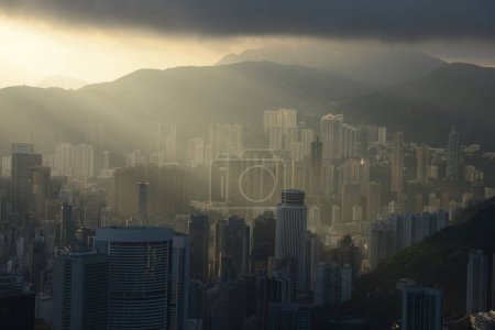 Téléchargez les photos : Vue du lever du soleil depuis le sommet - en image libre de droit