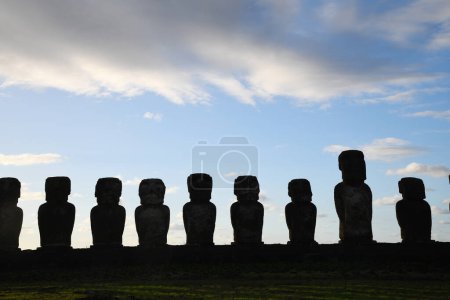 Téléchargez les photos : Ahu Tongariki Moai à l'île de Pâques - en image libre de droit