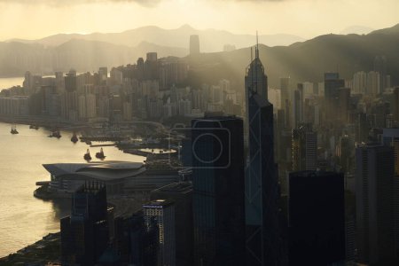 Téléchargez les photos : Vue du lever du soleil depuis le sommet - en image libre de droit