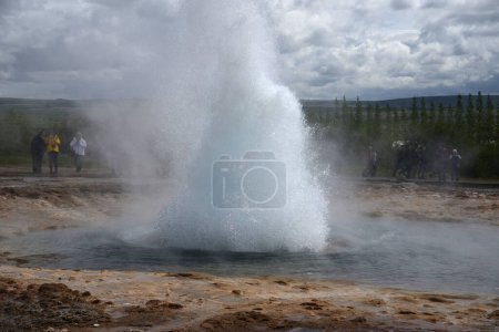 Téléchargez les photos : Eruption du geyser de Strokkur en Islande - en image libre de droit