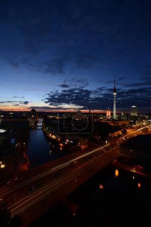 Téléchargez les photos : Berlin paysage urbain au lever du soleil - en image libre de droit