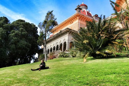 Foto de Mujer descansando sobre la hierba de los jardines del palacio de Monserrate - Imagen libre de derechos