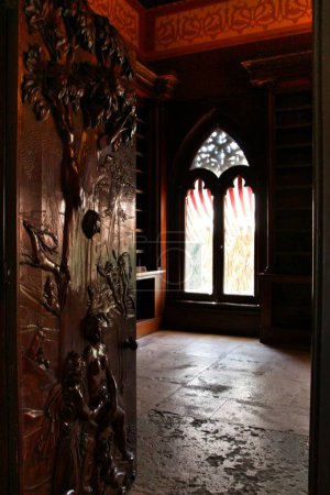 Téléchargez les photos : Porte en bois sculpté de la bibliothèque du palais Monserrate - en image libre de droit