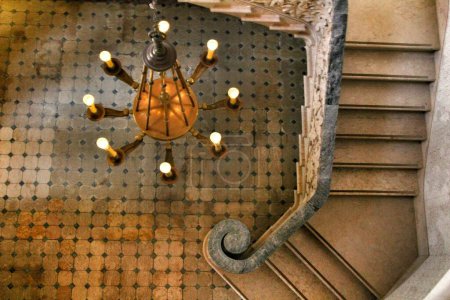 Téléchargez les photos : Belle lampe de plafond sur les marches du palais Monserrate - en image libre de droit