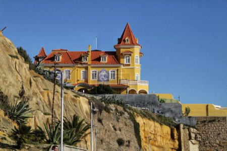 Téléchargez les photos : Anciennes maisons colorées et majestueuses à Estoril - en image libre de droit