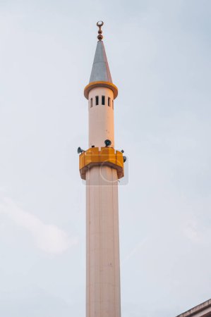 Foto de "Albania, Durres September 2 2019: Great Mosque of Durres (or Grand Mosque of Durres, Fatih Mosque) in Durres town," - Imagen libre de derechos