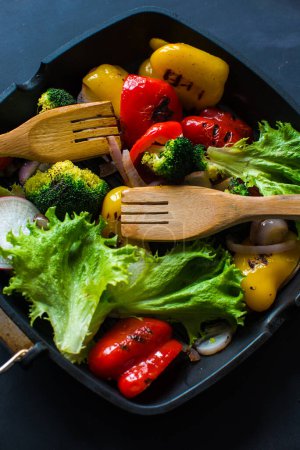 Téléchargez les photos : Gros plan des légumes grillés sur la poêle - en image libre de droit