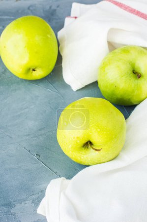 Foto de Close-up shot of fresh organic green apples on tabletop for background - Imagen libre de derechos