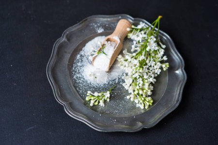 Téléchargez les photos : Concept SPA avec lilas blanc et sel de mer - en image libre de droit