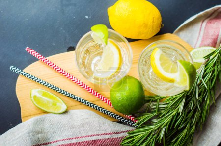 Téléchargez les photos : Gros plan de limonade bio fraîche sur la table pour le fond - en image libre de droit