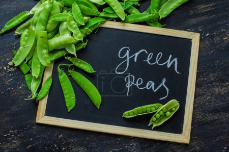 Foto de Primer plano de guisantes verdes orgánicos frescos en la mesa para el fondo - Imagen libre de derechos