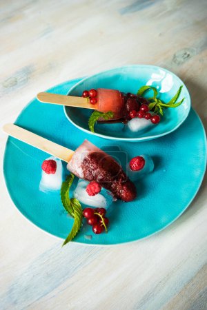 Foto de Primer plano de helado casero orgánico fresco en la mesa para el fondo - Imagen libre de derechos