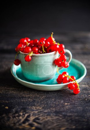 Foto de Close-up shot of fresh organic red currant berries on tabletop for background - Imagen libre de derechos