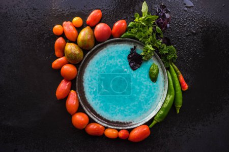 Téléchargez les photos : Gros plan des tomates fraîches biologiques sur la table pour le fond - en image libre de droit