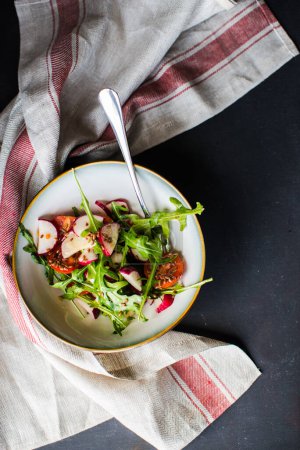 Téléchargez les photos : Plan rapproché de la salade bio fraîche avec du rougeâtre sur la table pour fond - en image libre de droit