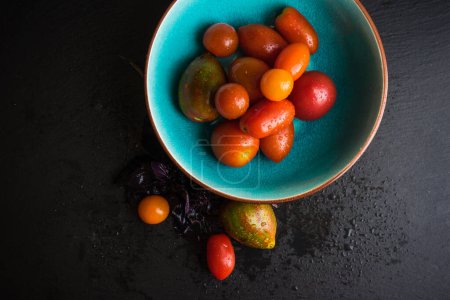 Foto de Primer plano de tomates orgánicos frescos en la mesa para el fondo - Imagen libre de derechos