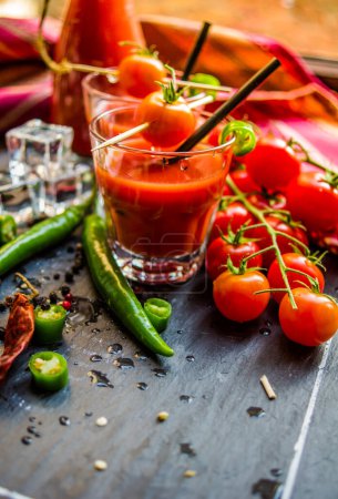 Téléchargez les photos : Jus de tomate frais, gros plan - en image libre de droit