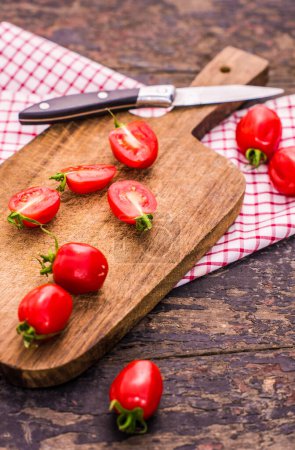 Foto de Primer plano de tomates orgánicos frescos en la mesa para el fondo - Imagen libre de derechos