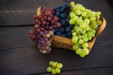 Téléchargez les photos : Gros plan de raisins frais biologiques sur la table pour le fond - en image libre de droit