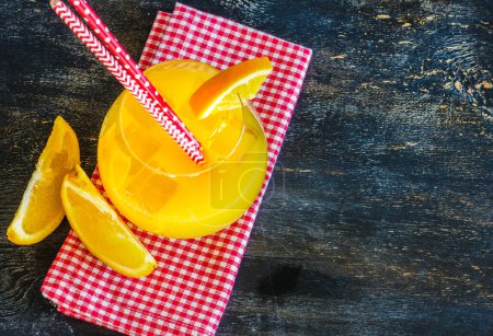 Foto de Primer plano de limonada de cítricos orgánicos frescos en la mesa para el fondo - Imagen libre de derechos
