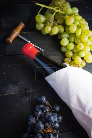 Téléchargez les photos : Gros plan du vin bio frais sur la table pour le fond - en image libre de droit