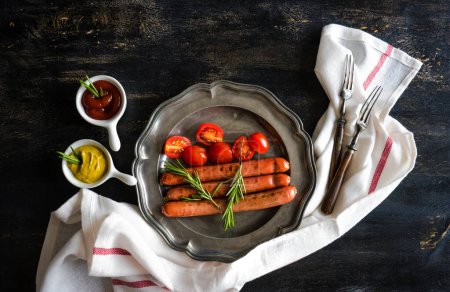 Téléchargez les photos : Saucisses grillées au romarin - en image libre de droit