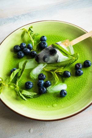 Foto de Primer plano de helado orgánico fresco en la mesa para el fondo - Imagen libre de derechos