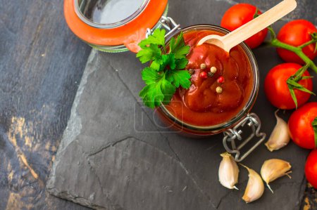 Téléchargez les photos : Sauce tomate ketchup dans un bol - en image libre de droit