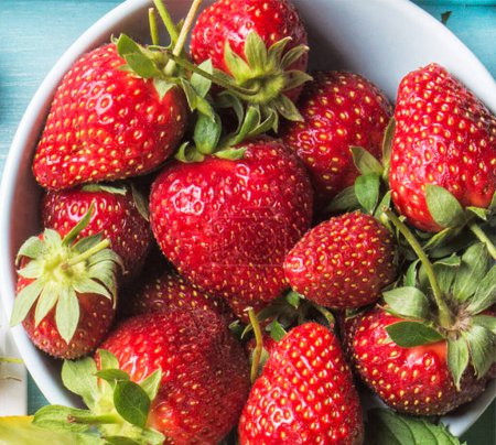 Téléchargez les photos : Plan rapproché de délicieuses fraises pour le fond - en image libre de droit