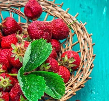 Téléchargez les photos : Plan rapproché de délicieuses fraises pour le fond - en image libre de droit