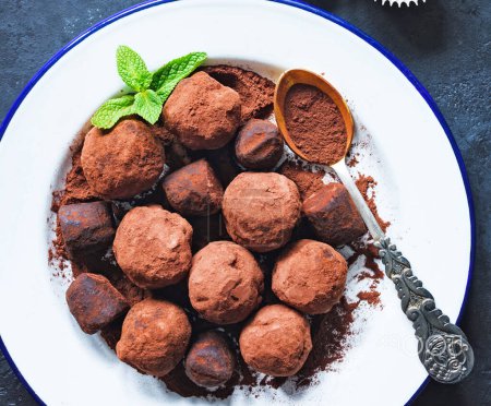 Foto de Primer plano de deliciosos caramelos de trufa para el fondo - Imagen libre de derechos