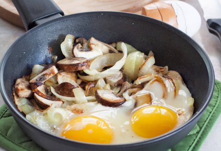 Téléchargez les photos : Gros plan de délicieux œufs frits pour fond - en image libre de droit