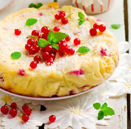 Téléchargez les photos : Gâteau au fromage cottage aux canneberges - en image libre de droit
