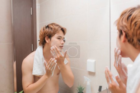Téléchargez les photos : "Hommes prenant soin de la peau, routine de lavage du visage matinal pour nettoyer les boutons d'acné." - en image libre de droit