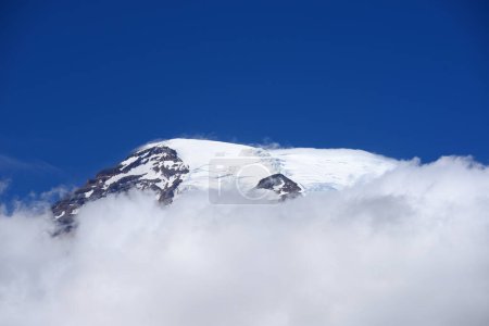 Téléchargez les photos : Montagne dans les nuages sur le ciel bleu - en image libre de droit