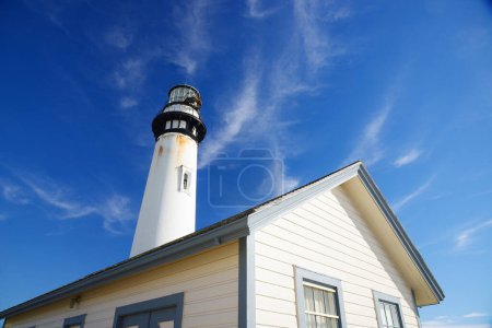 Téléchargez les photos : Phare de Pigeon Point sur fond de ciel bleu, Californie, USA. - en image libre de droit