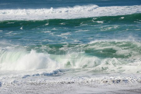 Téléchargez les photos : Vagues fortes, côté mer - en image libre de droit