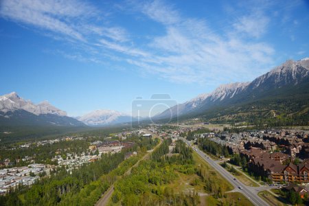 Téléchargez les photos : Paysage de campagne en montagne de jour, Canada. - en image libre de droit