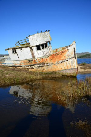 Téléchargez les photos : Un bateau en bois dans la vue de fond de la mer - en image libre de droit