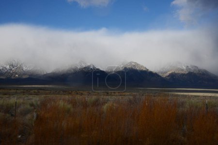 Téléchargez les photos : Californie montagne dans les nuages - en image libre de droit