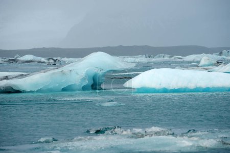 Téléchargez les photos : Iceberg flottant dans un lac - en image libre de droit
