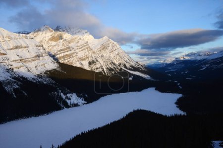 Foto de Montañas nevadas picos en invierno, Canadá. - Imagen libre de derechos