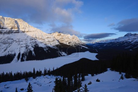 Téléchargez les photos : Paysage naturel de montagnes enneigées en hiver, Canada. - en image libre de droit