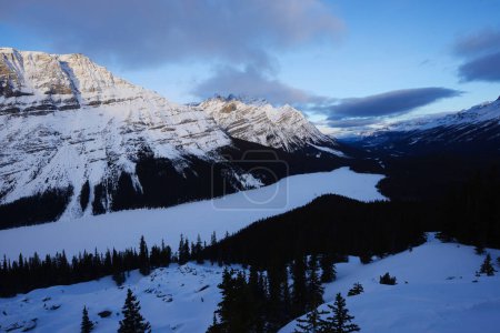 Téléchargez les photos : Paysage naturel de montagnes enneigées en hiver, Canada. - en image libre de droit