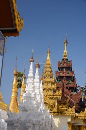 Téléchargez les photos : Pagode dorée Shwedagon au crépuscule, Yangon, Myanmar - en image libre de droit