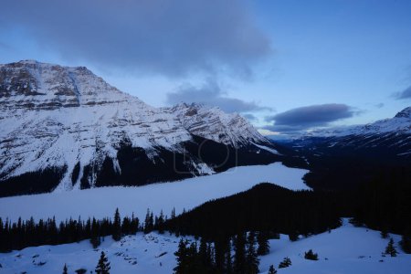 Téléchargez les photos : Vue panoramique des sommets enneigés des montagnes en hiver, Canada. - en image libre de droit