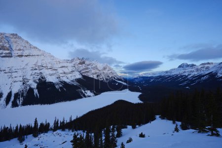 Foto de Vista panorámica de las montañas nevadas en invierno, Canadá. - Imagen libre de derechos