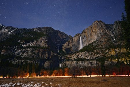 Foto de Waterfall in Yosemite National Park, California, United States - Imagen libre de derechos